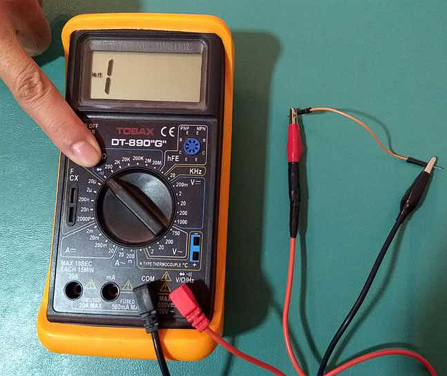 Probando continuidad en un cable y en una pista de PCB